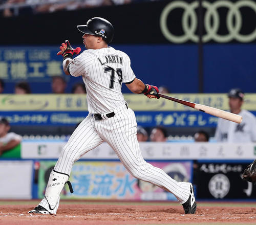ロッテ対オリックス　4回裏ロッテ2死一、三塁、マーティンは右越えに3点本塁打を放つ（撮影・丹羽敏通）