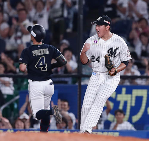ロッテ対オリックス　8回表オリックス2死二、三塁、福田（奥）を一ゴロに仕留めて、ほえる東妻（撮影・丹羽敏通）