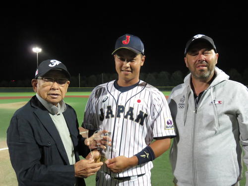 吉田氏からMVPの記念盾を贈られる北村選手、右はフランス野球連盟セミネ会長（撮影・寺尾博和）