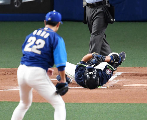 中日対ヤクルト　1回表ヤクルト無死一塁、青木は大野雄から死球を受ける（撮影・前岡正明）