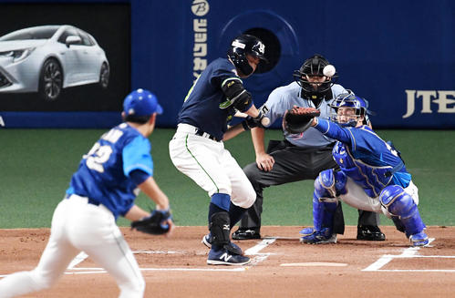 中日対ヤクルト　1回表ヤクルト無死一塁、青木は大野雄から死球を受ける（撮影・前岡正明）