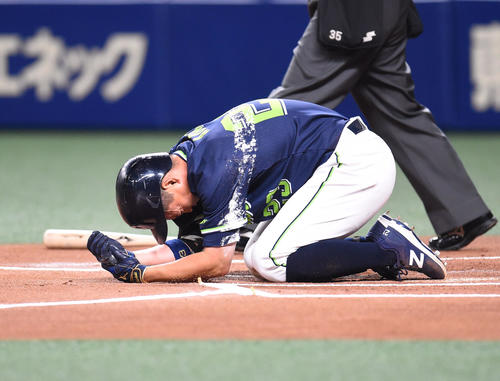 1回表ヤクルト無死一塁、死球を受けうずくまる青木宣親（撮影・森本幸一）