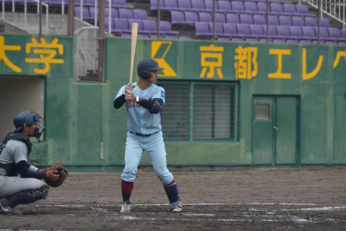 3安打3打点の活躍をした近大・竹村