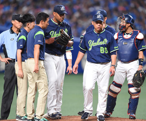 中日対ヤクルト　4回裏中日2死一、二塁、マウンドを降りるヤクルト先発のアルバート・スアレス（撮影・森本幸一）