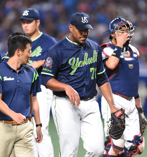 中日対ヤクルト　4回裏中日2死一、二塁、マウンドを降りるヤクルト先発のアルバート・スアレス（撮影・森本幸一）