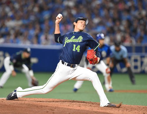 中日対ヤクルト　4回裏中日2死一、二塁、登板するヤクルト2番手の高梨裕稔（撮影・森本幸一）