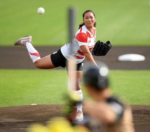 楽天対日本ハム　始球式で投球する女子15人制ラグビー日本代表の藤本（撮影・滝沢徹郎）