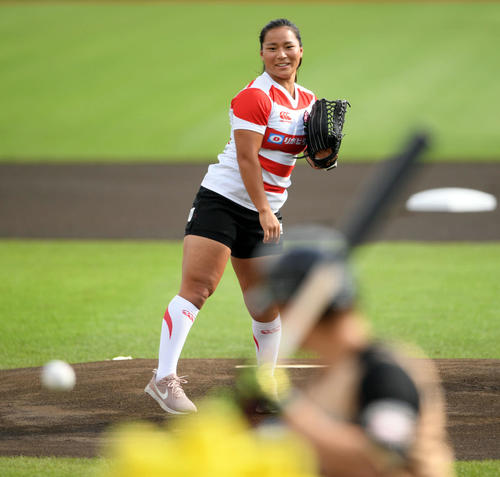 楽天対日本ハム　始球式で投球する女子15人制ラグビー日本代表の藤本（撮影・滝沢徹郎）