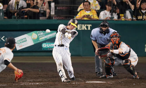 阪神対巨人　5回裏阪神2死一塁、右翼線へ適時三塁打を放つ近本。投手田口（撮影・前田充）