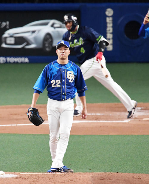 中日対ヤクルト　1回表ヤクルト1死二、三塁、大野雄はバレンティンに中前先制2点適時打を浴びる（撮影・前岡正明）
