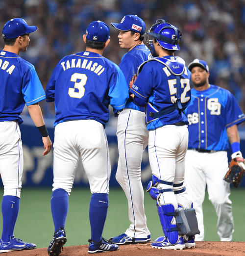 中日対ヤクルト　1回表ヤクルト1死一塁、大野雄（中央）はマウンド上でナインの激励を受ける（撮影・森本幸一）
