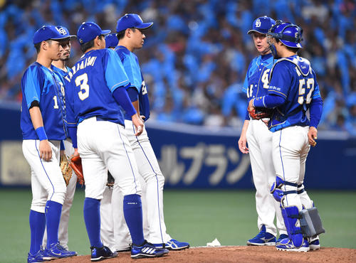 中日対ヤクルト　7回表ヤクルト1死一、三塁、阿波野投手コーチらナインと話す大野雄（撮影・森本幸一）