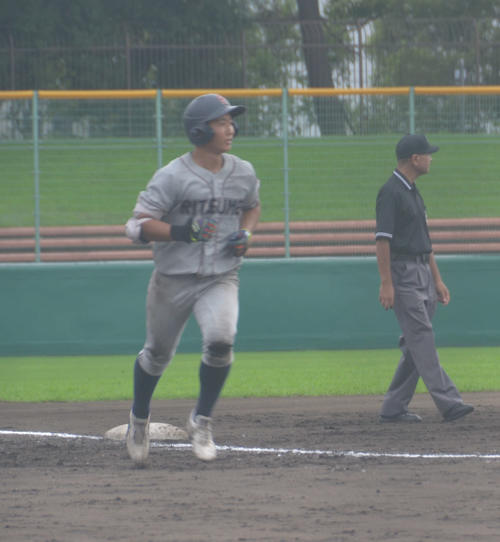 2点本塁打を放った立命大・宮崎
