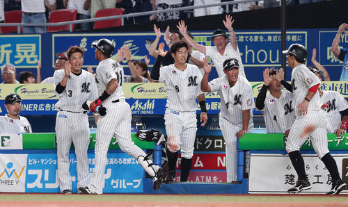 ロッテ対オリックス　4回裏ロッテ2死一、三塁、3点本塁打のマーティンを迎えるナインとお客さん（撮影・丹羽敏通）