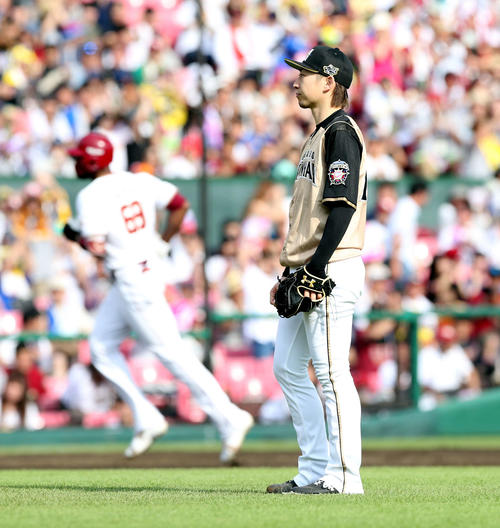 楽天対日本ハム　2回裏楽天無死、ブラッシュ（左奥）に先制となる左越え本塁打を浴びる日本ハム金子（撮影・佐藤翔太）