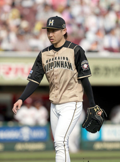 楽天対日本ハム　先制を許しベンチに戻る日本ハム金子（撮影・佐藤翔太）