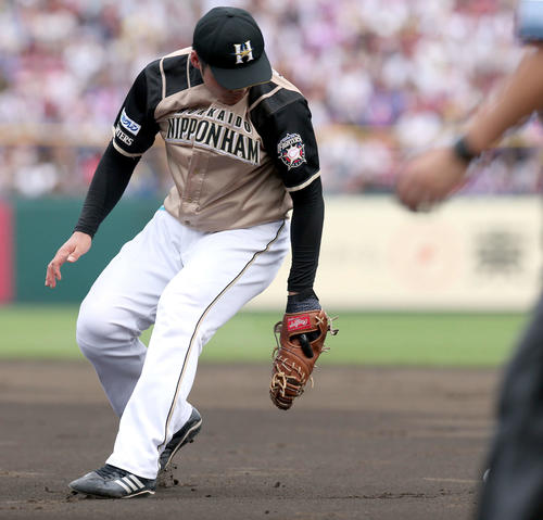 楽天対日本ハム　5回裏楽天2死、島内の打球をファンブルし捕球出来ない日本ハム清宮（撮影・佐藤翔太）