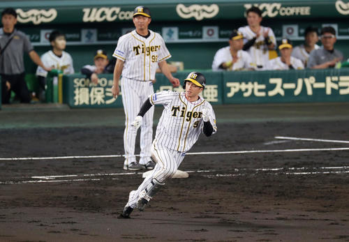 阪神対巨人　5回裏阪神2死一塁、右翼線へ適時三塁打を放つ近本（撮影・前田充）