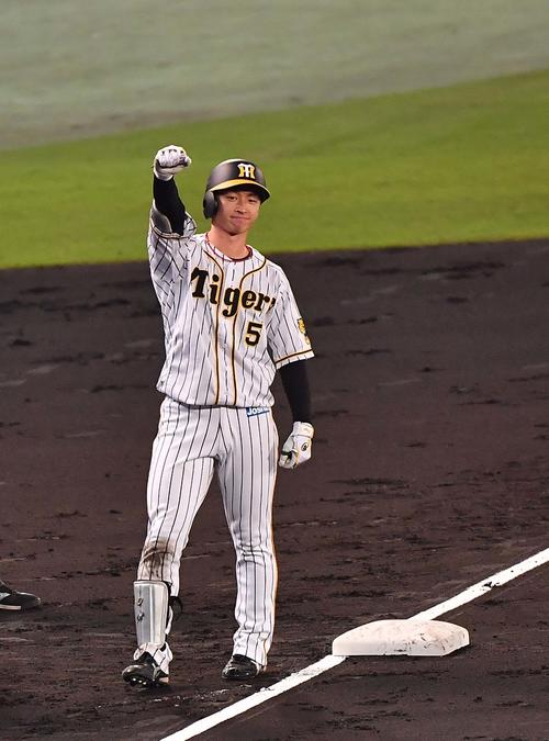 阪神対巨人　5回裏阪神2死一塁、右翼線へ適時三塁打を放ちガッツポーズする近本光司（撮影・上田博志）