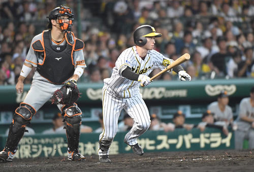 阪神対巨人　5回裏阪神2死一塁、近本光司は右越え適時三塁打を放つ（撮影・奥田泰也）