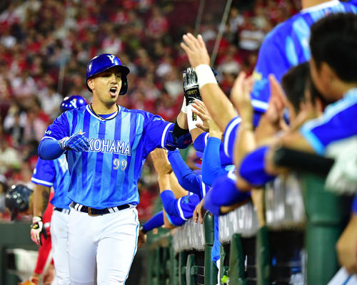 広島対DeNA　6回表DeNA1死一塁、左越え同点2点本塁打を放ち生還するネフタリ・ソト（撮影・清水貴仁）