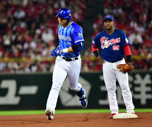 広島対DeNA　6回表DeNA1死一塁、左越え同点2点本塁打を放つネフタリ・ソト（撮影・清水貴仁）