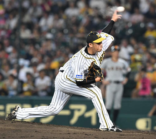 阪神対巨人　力投する阪神先発の岩貞（撮影・山崎安昭）