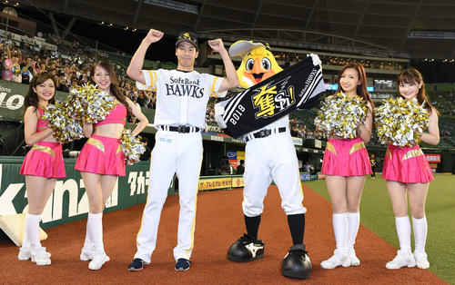 西武対ソフトバンク　6回無失点で勝利投手のソフトバンク武田（左から3人目）は笑顔でガッツポーズ（撮影・鈴木みどり）
