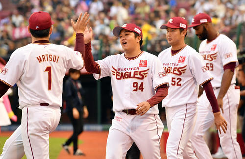 楽天対日本ハム　試合後、楽天松井（左）と笑顔でタッチを交わす勝利投手の石橋（撮影・滝沢徹郎）