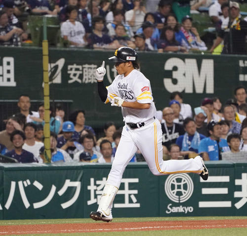 西武対ソフトバンク　3回表ソフトバンク1死、先制の中越えソロ本塁打を放った柳田はポーズを取りながらダイヤモンドをまわる（撮影・鈴木みどり）