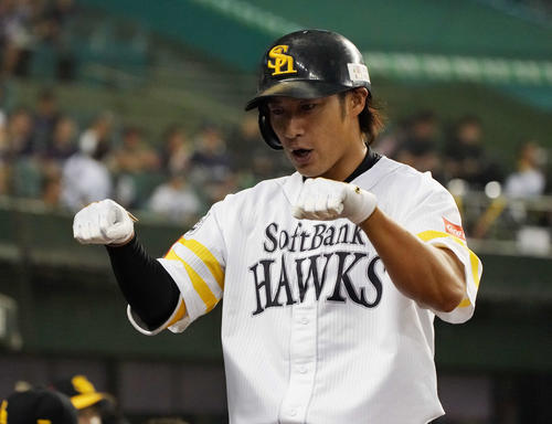 西武対ソフトバンク　3回表ソフトバンク1死、先制の中越えソロ本塁打を放った柳田はベンチ前でポーズ（撮影・鈴木みどり）