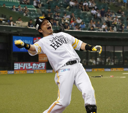 西武対ソフトバンク　6回表ソフトバンク無死、左越えソロ本塁打を放った松田は「熱男～」と叫ぶ（撮影・鈴木みどり）