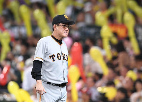 阪神対巨人　選手交代を終えてベンチに戻る巨人原監督（撮影・山崎安昭）