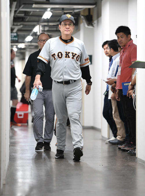 阪神対巨人　阪神に2連敗して引き揚げる巨人原監督（撮影・山崎安昭）