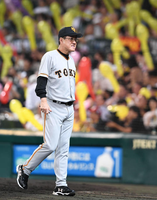 阪神対巨人　選手交代を終えてベンチに戻る巨人原監督（撮影・山崎安昭）
