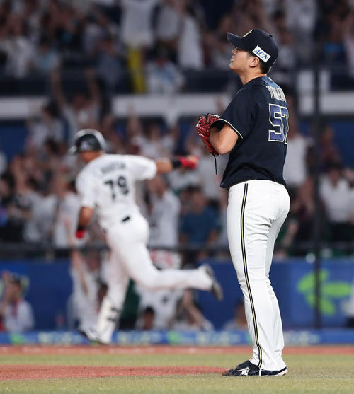 ロッテ対オリックス　4回裏ロッテ2死一、三塁、マーティン（奥）に3点本塁打を打たれた山田（撮影・丹羽敏通）