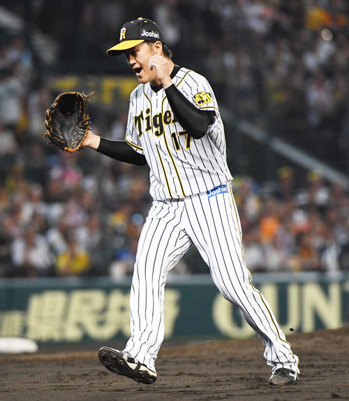 阪神対巨人　6回表巨人攻撃終了、岩貞は無失点投球を続けて雄叫びをあげる（撮影・奥田泰也）