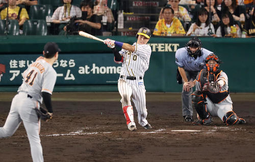 阪神対巨人　8回裏阪神無死、右前打を放つ木浪（撮影・前田充）