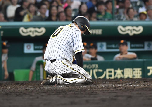 阪神対巨人　8回裏阪神2死一、二塁、糸原健斗の安打で二塁走者の木浪聖也が本塁突くもアウトとなる（撮影・奥田泰也）