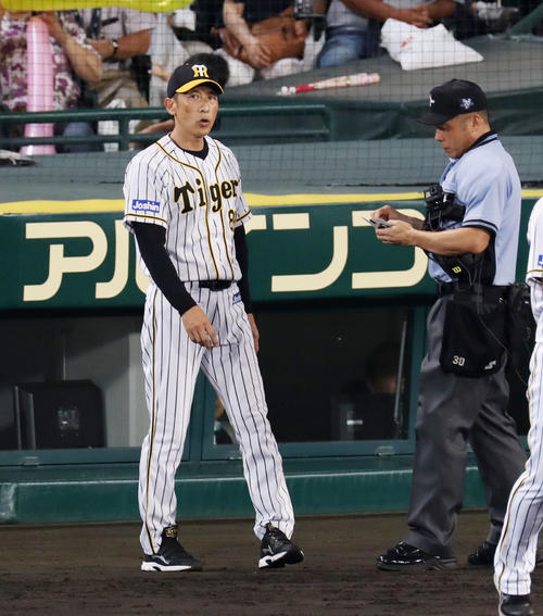 阪神対巨人　7回表巨人2死満塁、選手交代を告げる矢野監督（撮影・前田充）