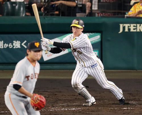 阪神対巨人　5回裏阪神2死一塁、近本は右越え適時三塁打を放つ。投手は田口（撮影・前田充）