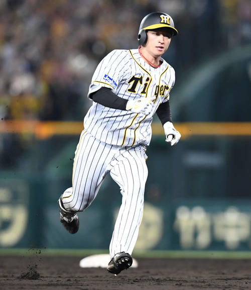 阪神対巨人　5回裏阪神2死一塁、右翼へ適時三塁打を放ち激走する近本（撮影・山崎安昭）