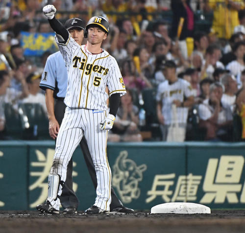 阪神対巨人　5回裏阪神2死一塁、近本は右越え適時三塁打を放ちガッツポーズ（撮影・奥田泰也）