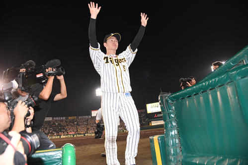 阪神対巨人　ヒーローインタビューを終えファンの声援に応える近本（撮影・奥田泰也）