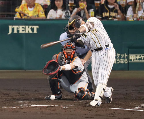 阪神対巨人　4回裏阪神無死三塁、先制の遊ゴロを放つマルテ（撮影・前田充）