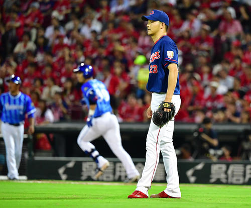 広島対DeNA　6回表DeNA1死一塁、ソトに左越え同点2点本塁打を浴びる薮田（撮影・清水貴仁）