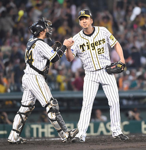 阪神対巨人　最後を締めた藤川（右）は梅野と握手を交わす（撮影・奥田泰也）