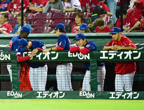 広島対DeNA　敗戦となり厳しい顔をみせる薮田（右）（撮影・清水貴仁）