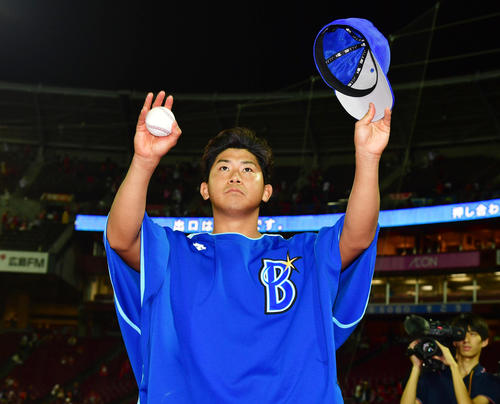 広島対DeNA　今季13勝目を挙げ声援に応える今永（撮影・清水貴仁）