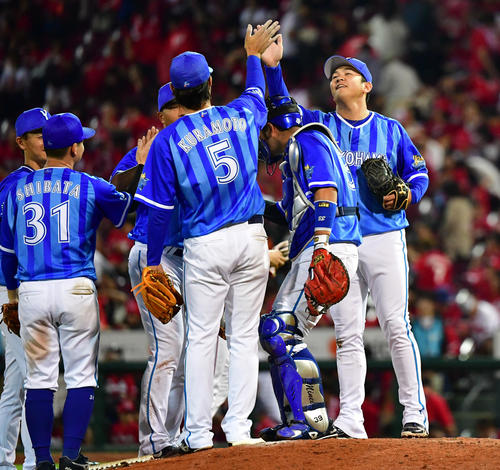 広島対DeNA　9回、ピンチを招くも無失点で締め、笑顔でタッチを交わす山崎（右）（撮影・清水貴仁）